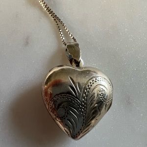 Vintage 90’s Italian Sterling Silver Etched Heart Locket with Chain ❤️